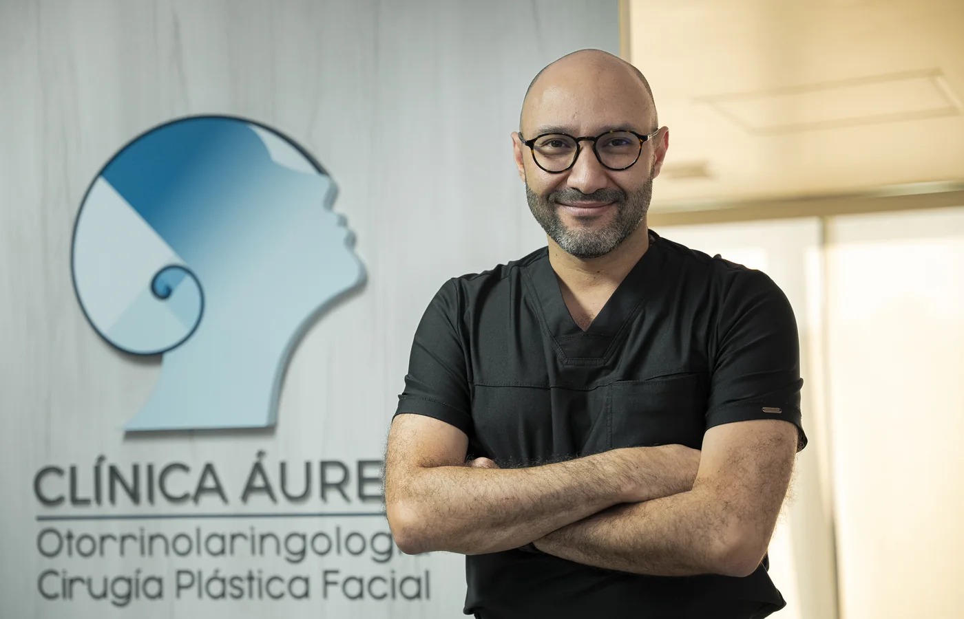 Dr. Juan Pablo Duarte Silva en Clínica Áurea, frente al logotipo de la clínica