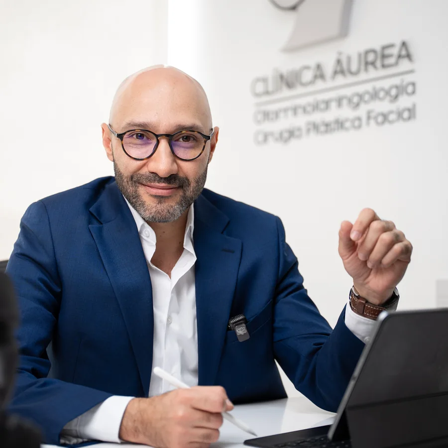 Dr. Juan Pablo Duarte Silva en su consultorio de Clínica Áurea