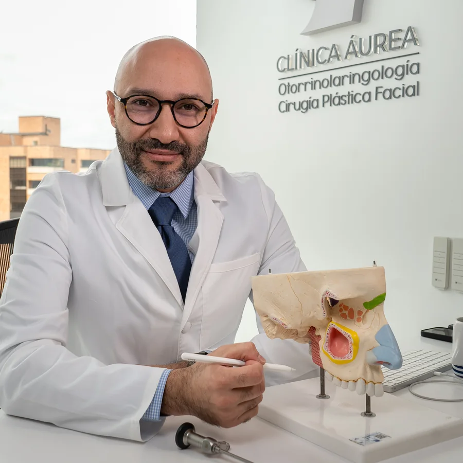 Dr. Juan Pablo Duarte Silva con un modelo anatómico nasal y un endoscopio